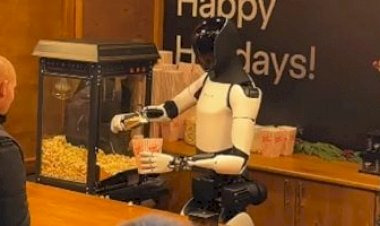 وسط طوابير ودهشة الجمهور.. تسلا تستعرض روبوتها البشري في ألمانيا