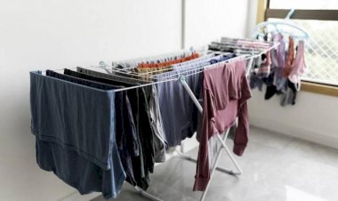 وداعًا لرائحة الرطوبة.. 6 حيل عبقرية لتجفيف الملابس داخل البيت في عز الشتاء
