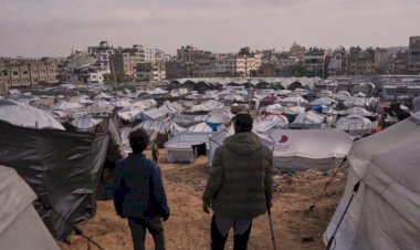 إسرائيل تسمح للتجار بإدخال مواد محظورة إلى غزة وتمنعها عن المنظمات الإنسانية