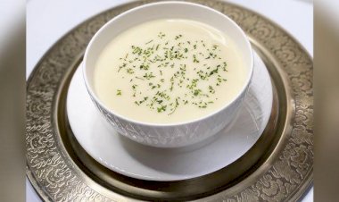 شوربة الجزر والبصل بالكريمة.. وصفة شتوية دافئة تجمع الطعم الغني والفائدة الصحية