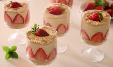 تشيز كيك الكاسات الباردة.. تحلية سريعة بدون فرن بطعم كريمي لا يُقاوم