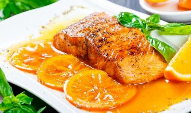 فيليه السمك بصوص البرتقال.. نكهة مبتكرة تجمع بين الخفة والفخامة