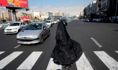 اختراق بث التلفزيون الإيراني ورسائل مباشرة للجيش تدعو للانحياز إلى الشعب