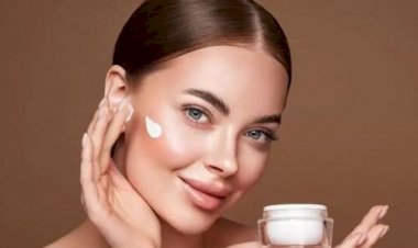 دليلكِ الشامل لأفضل كريمات الترطيب الطبيعية للوجه والشعر بخطوات سهلة