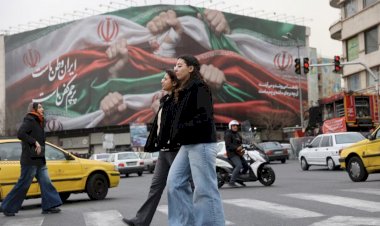 ترامب يلوّح بأسطول أمريكي متجه إلى إيران وسط تحذيرات من تصعيد نووي وقمع داخلي