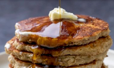 فطائر الشوفان بالعسل في الطاسة.. عشاء صحي سريع بطعم شهي