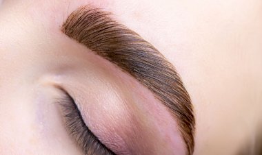 طرق طبيعية للحصول على حواجب كثيفة وجذابة