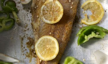 وجبة خفيفة ومغذية.. طريقة عمل سمك الفرن مع السلطة الخضراء لفطار 22 رمضان