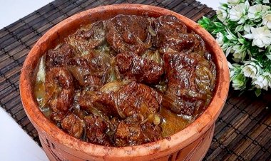 طاجن اللحم بالبصل والطماطم.. وصفة منزلية بطعم أصيل وخطوات سهلة