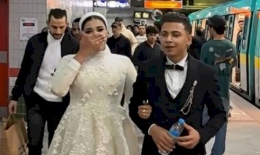 عروسان يستقلان المترو في مصر وسط تفاعل واندهاش الركاب