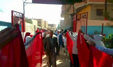 وفاء لا يُنسى.. طلابٌ يصنعون ممرًا شرفيًا لوداع مديرة مدرستهم