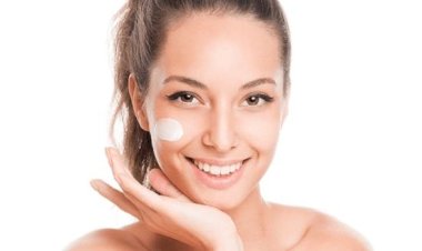 مقشرات طبيعية تمنح بشرتك إشراقة وتقلل آثار حب الشباب