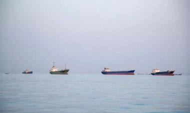 تصعيد في مضيق هرمز يشل المفاوضات.. احتجاز سفن يفاقم أزمة الطاقة العالمية