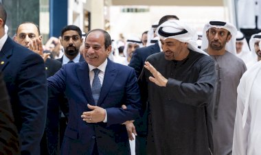 السيسي ومحمد بن زايد في مشهد لفت أنظار الجميع داخل “ياس مول”