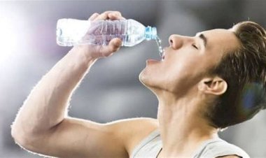 تفسير حلم شرب الماء بكثرة في المنام.. ماذا يدل استمرار الشعور بالعطش؟