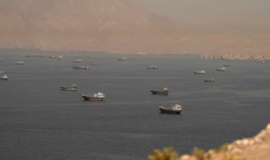 الحرس الثوري يُهاجم سفينة شحن في مضيق هرمز ويُهدد اتفاق واشنطن وطهران