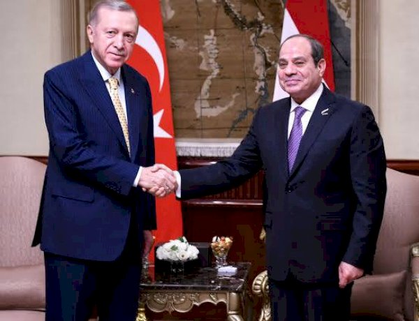 موكب الرئيس التركي يمرّ بوسط القاهرة وسط انسيابية مرورية