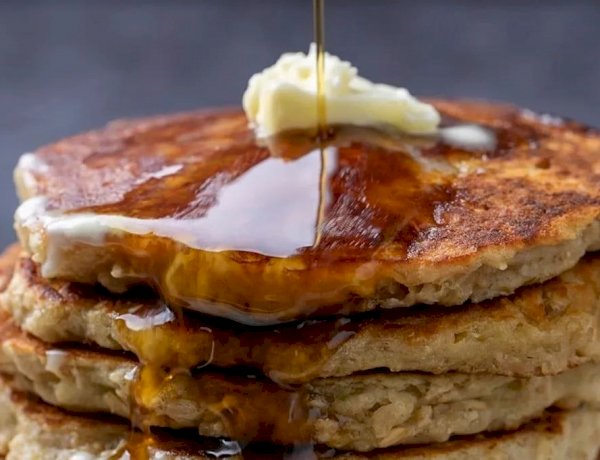 فطائر الشوفان بالعسل في الطاسة.. عشاء صحي سريع بطعم شهي