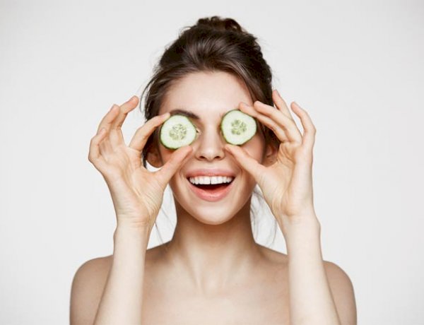 سر العيون المشرقة.. وصفة فرنسية طبيعية بجل الخيار والصبار لتفتيح وترطيب تحت العين