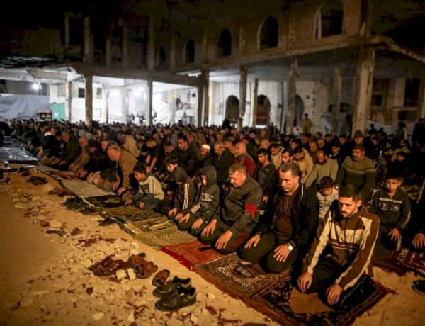 غزة.. إقامة صلاة التراويح في مسجد طالته الحرب