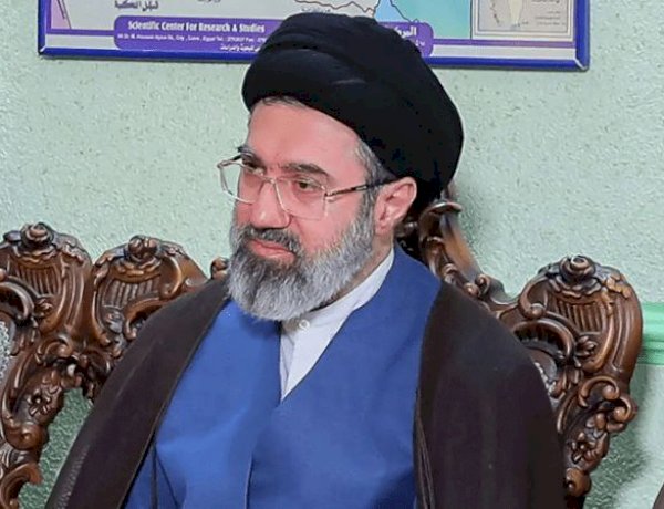بعد تعيينه مرشدًا لإيران.. من هو مجتبى خامنئي؟