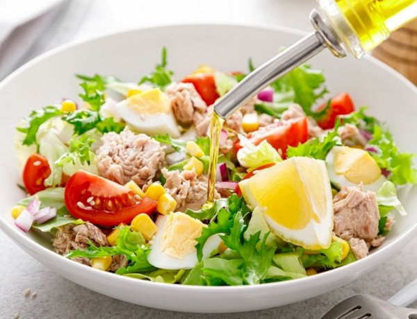 سلطة التونة بالذرة والمايونيز.. وصفة سريعة ومغذية بطعم لا يقاوم