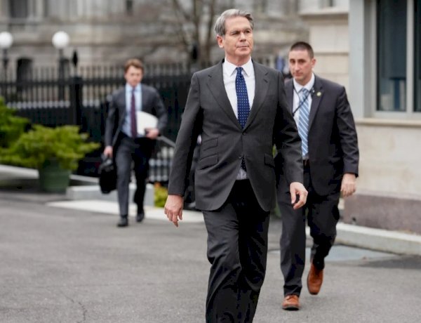 ترامب يخفف عقوبات فنزويلا النفطية لمواجهة تداعيات الحرب مع إيران