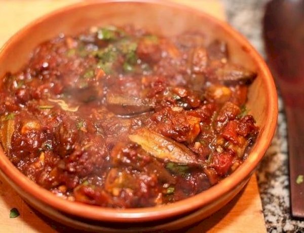 طاجن البامية باللحمة.. سر الطعم الشرقي الأصيل في خطوات سهلة