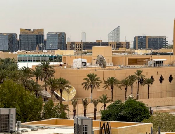 الدبلوماسية الأمريكية في الحرب الإيرانية.. تفاصيل إجلاء جماعي لموظفي السفارات والمواطنين