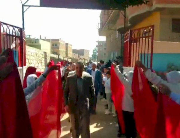 وفاء لا يُنسى.. طلابٌ يصنعون ممرًا شرفيًا لوداع مديرة مدرستهم
