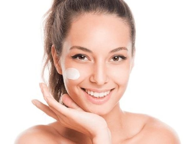 مقشرات طبيعية تمنح بشرتك إشراقة وتقلل آثار حب الشباب