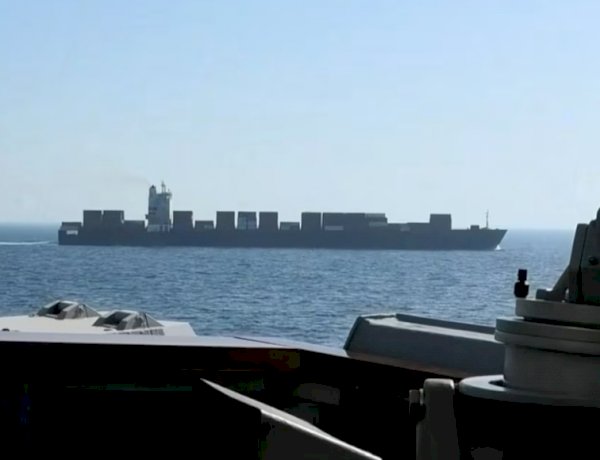 ضربة في بحر العرب.. القوات الأمريكية تعطل سفينة إيرانية وتحتجزها
