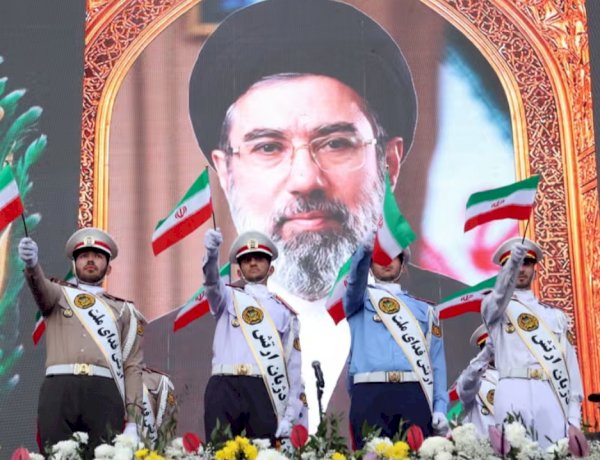 رسائل استفزازية.. إيران تشعل الأزمة مع الولايات المتحدة مرة أخرى بخطاب المرشد