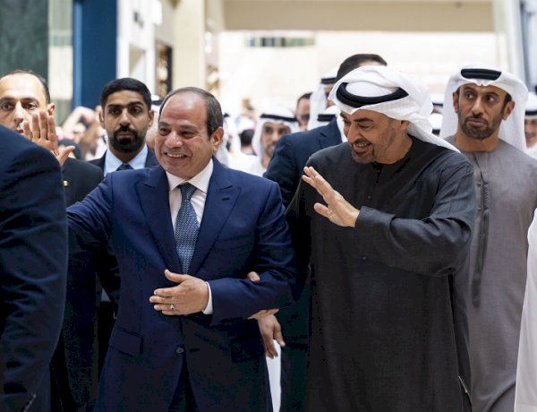 السيسي ومحمد بن زايد في مشهد لفت أنظار الجميع داخل “ياس مول”