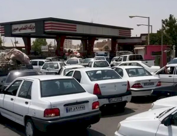 إيران تختنق بالوقود.. الحرب والعقوبات تدفع الاقتصاد نحو الانهيار