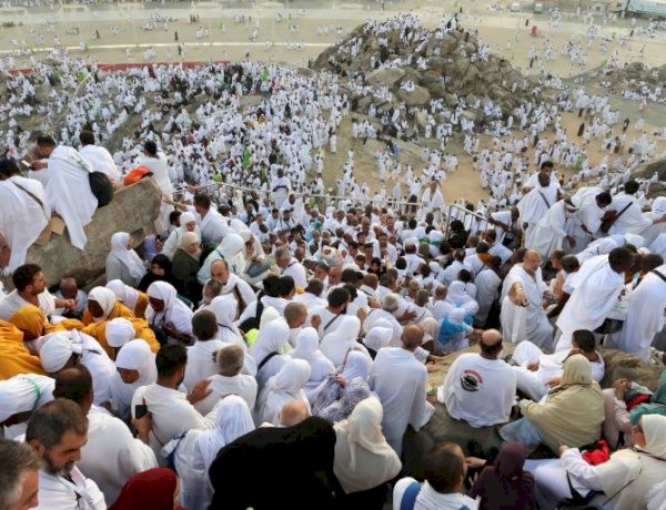 الحجاج يتوافدون إلى عرفات في يوم الحج الأكبر