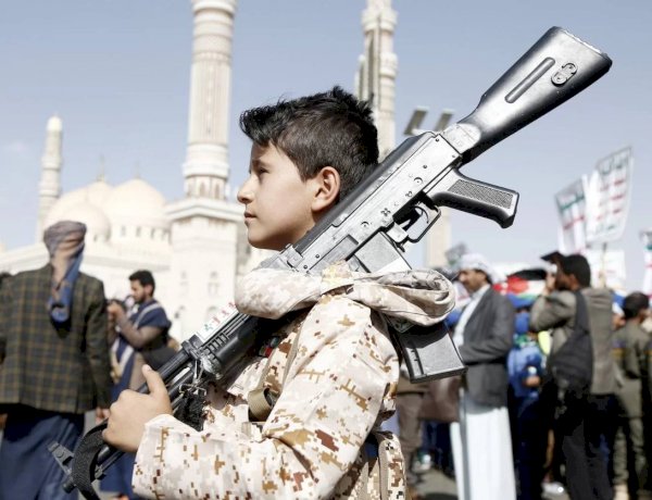 محلل سياسي يمني: تجنيد الأطفال والانتهاكات الحوثية يفاقمان الأزمة ويهددان مستقبل اليمن