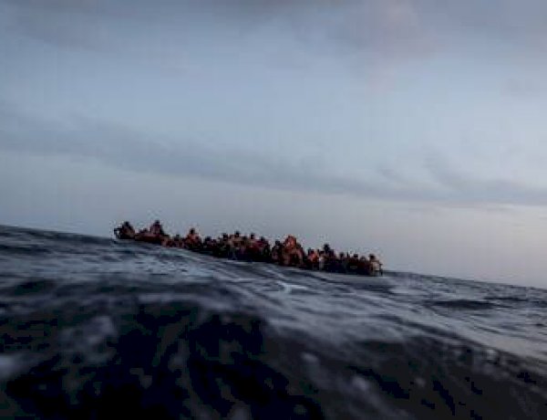 صيادون ليبيون يعثرون على 15 مهاجرًا بعد انقلاب قاربهم قبالة سواحل الخمس