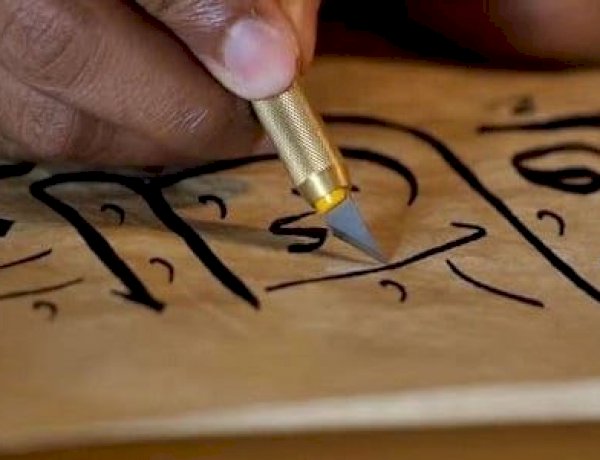 في اليوم العالمي للخط العربي.. كيف يتحول فن الكتابة إلى علاج للتركيز والتأمل؟