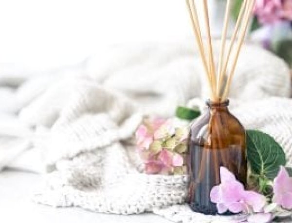 المعطرات الجاهزة.. كيف تصنعين سبراي منعش يدوم طويلاً بمكونات منزلية؟