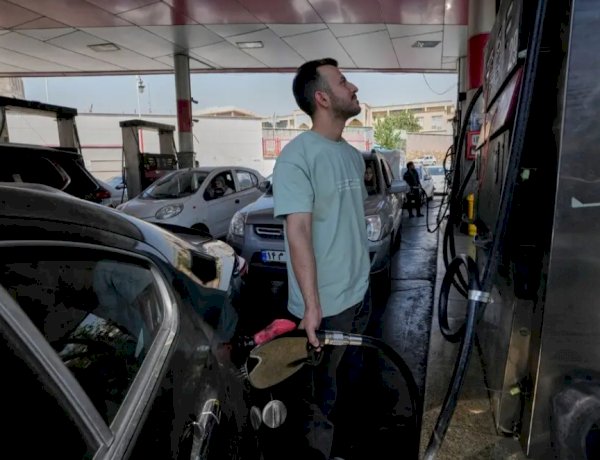 طوابير البنزين تضرب إيران.. الحرب والحصار الأمريكي يفاقمان أزمة الوقود