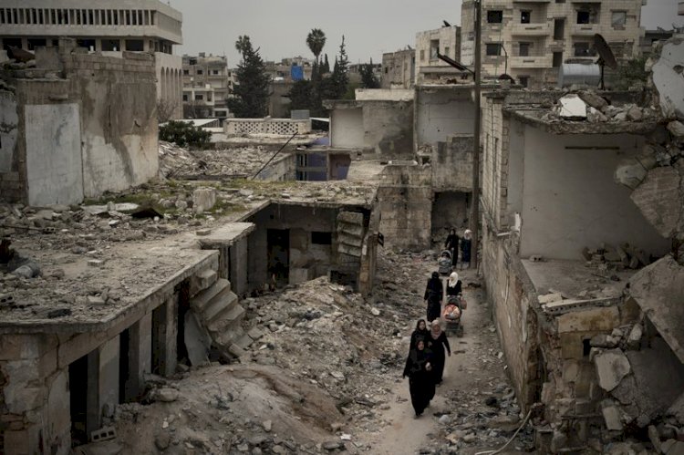 رائحة الدم تفوح في إدلب والشعب محاصر بالموت