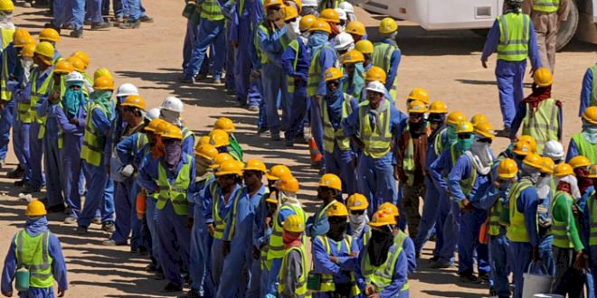 العمال النيباليون يستغيثون من تأخر إجراءات قطر لحمايتهم من الإصابة لكورونا