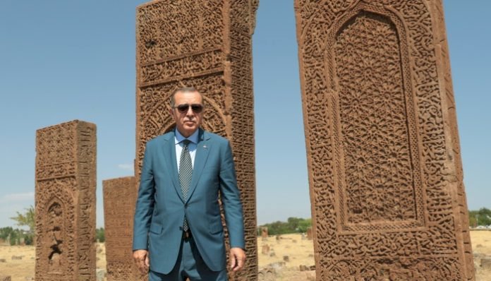 فساد أردوغان مستمر.. يستكمل بناء قصره الفخم ويترك شعبه يعاني من