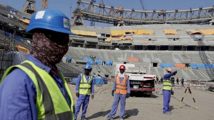 عُمال قطر يستغيثون: لا نَجِد سكنًا ولم يعد هناك طعام بالقمامة