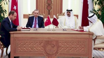 رغم أزماتها الداخلية.. قطر تضخ أموالها لدعم ماكينة الحرب 