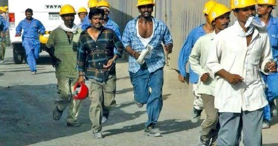 بعد قطع الدوحة  رواتبهم.. عودة ٣٠٠ عامل هندي إلى بلادهم