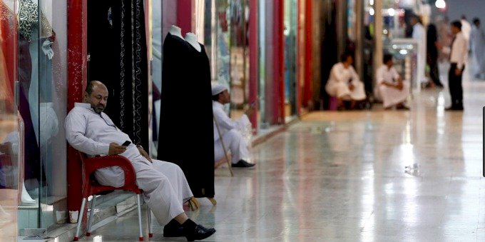 رسائل غاضبة من العاطلين عن العمل في قطر إلى تميم