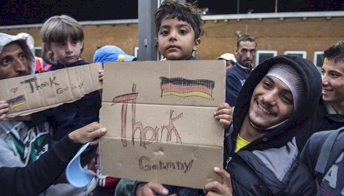 شباب اللاجئين يعانون في أوروبا.. و