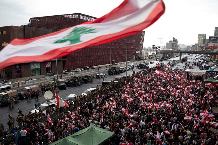 رعب في الشارع اللبناني.. تداعيات «رفع الدعم» تفوق «كارثة المرفأ»